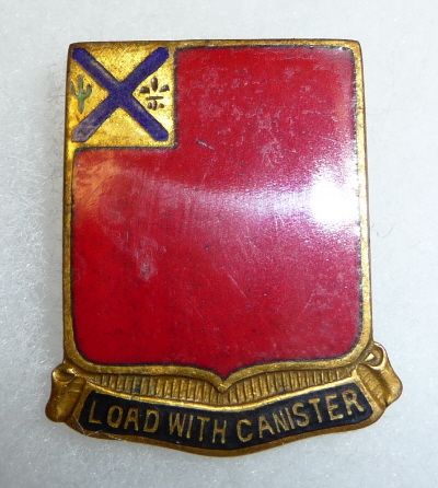 172nd FIELD ARTILLERY   WW2 VINTAGE SCREWBACK DI CREST  