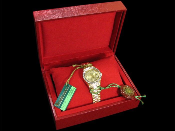   date automatic waterproof sweep seconds crown rolex twinlock gold