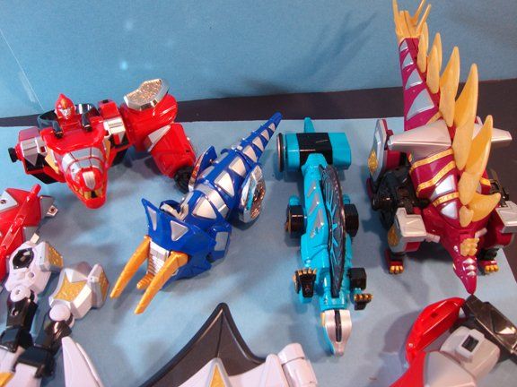  are some Power ranger Dino Thunder megazord parts. See pictures 