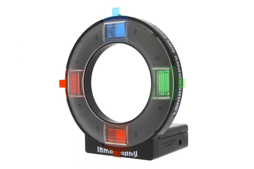 When mounted onto your camera, the Lomography Ringflash completely 